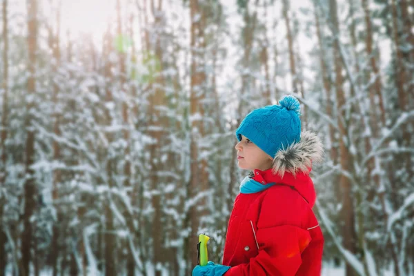 Молодой мальчик лыжи в зимней природе, сезонный спорт — стоковое фото