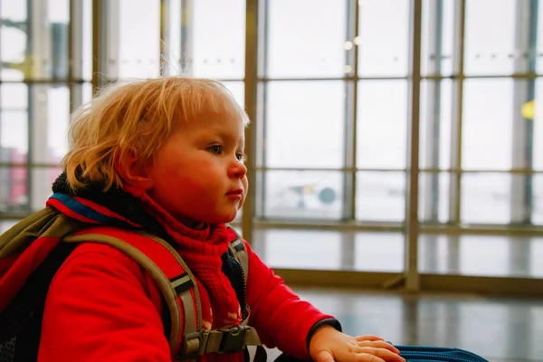Маленька дівчинка з рюкзаком подорожує в аеропорту — стокове фото