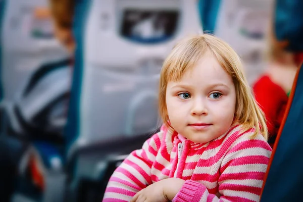 Linda niña viajando en avión, familia en vuelo — Foto de Stock