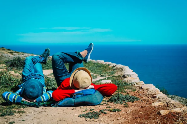 Mor och son koppla av resor i natursköna — Stockfoto