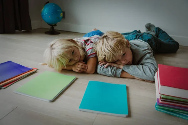 Niño y niña aburrido cansado estresado de hacer la tarea — Foto de Stock