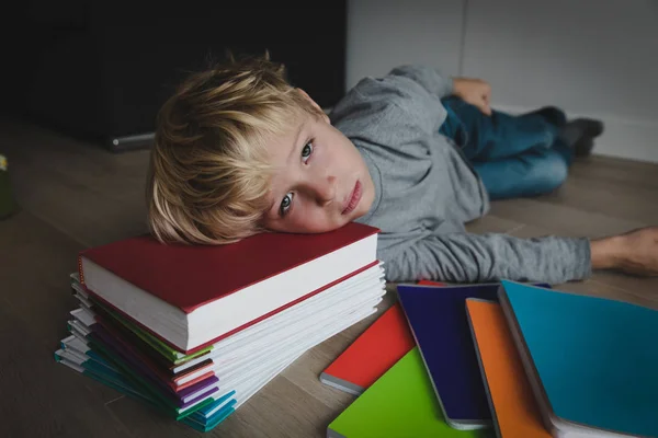 Lille pojken trött stressad av göra läxor, uttråkad, utmattad — Stockfoto