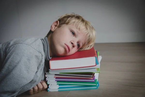 Petit garçon fatigué de faire ses devoirs, ennuyé, épuisé — Photo