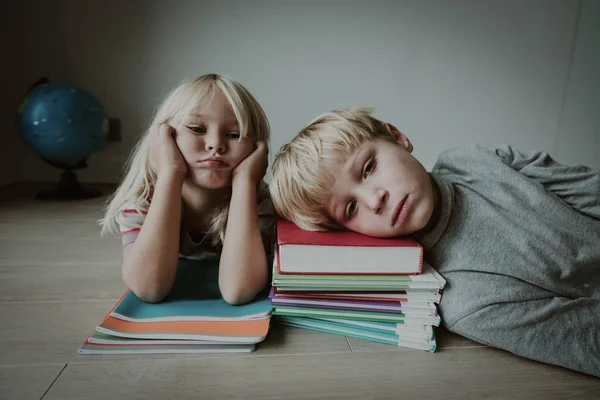 Petit garçon et fille ennuyé fatigué stressé de faire des devoirs — Photo