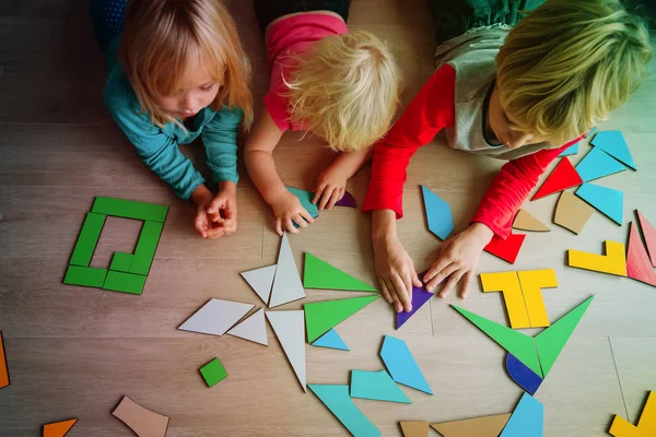 Niños juegan con rompecabezas, aprender matemáticas, concepto de educación — Foto de Stock