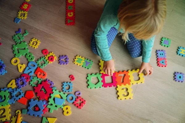 Menina aprendendo números jogar com quebra-cabeça — Fotografia de Stock