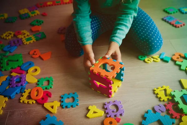 Niña aprendiendo números jugar con rompecabezas —  Fotos de Stock