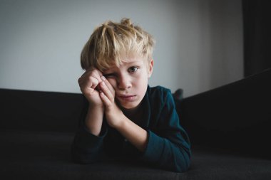 Üzgün çocuk, stres ve depresyon, istismar, bitkinlik, otizm