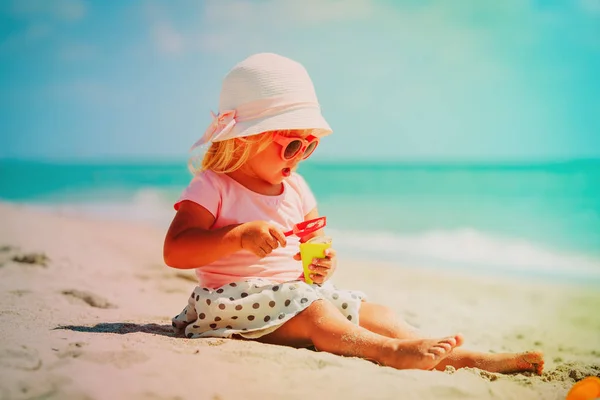 Schattig Klein Meisje Spelen Met Zand Tropische Strand — Stockfoto