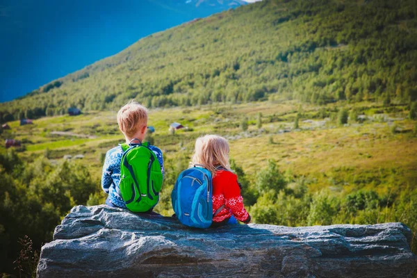 Petit garçon et fille voyagent dans la nature, en famille en Norvège — Photo