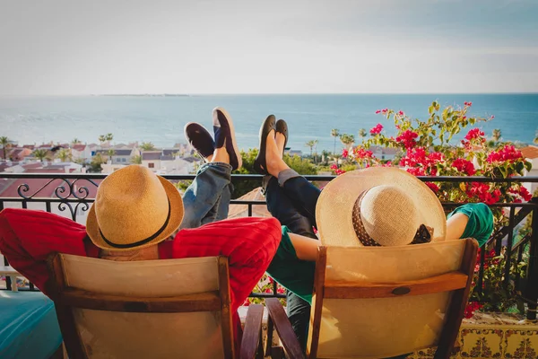 Feliz pareja relajarse en la terraza del balcón, relajarse — Foto de Stock