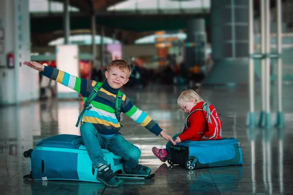 Liten pojke och flicka vänta i flygplats, familj resor — Stockfoto