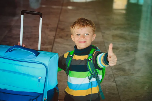 Χαριτωμένο αγόρι απολαμβάνουν ταξίδια στο αεροδρόμιο — Φωτογραφία Αρχείου