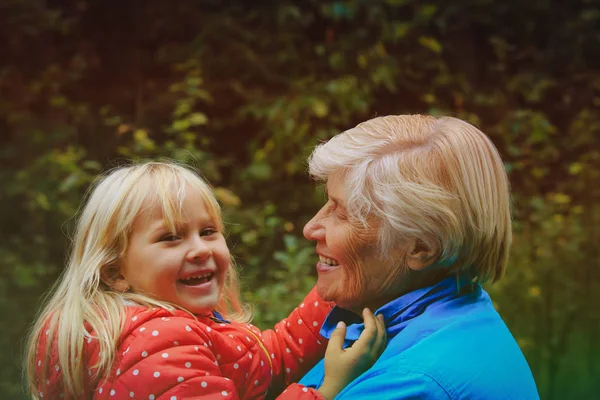 행복 한 할머니와 손녀는 자연에서 포옹 — 스톡 사진
