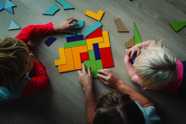 Kinderen spelen met puzzel, leren wiskunde, onderwijs — Stockfoto