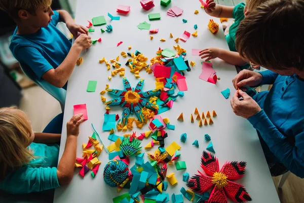 Öğretmen ve çocuklar ile kağıt origami el sanatları yapma — Stok fotoğraf