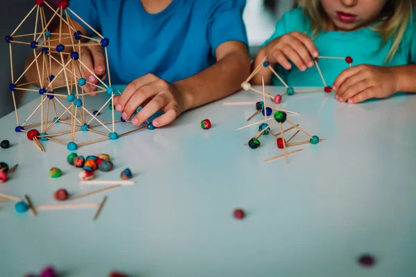 Niños haciendo formas geométricas, ingeniería y STEM — Foto de Stock