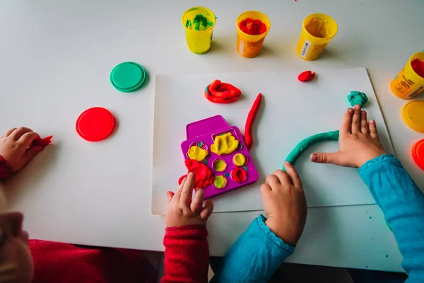 Enfants jouent avec des formes de moulage d'argile, apprendre et jouer — Photo