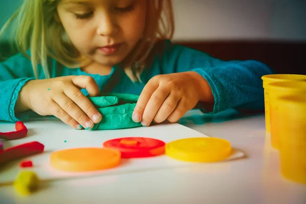 Niño jugando con formas de moldeo de arcilla, concepto de aprendizaje — Foto de Stock