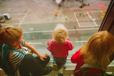 uçak havaalanında, Aile için bekleyen çocuklar seyahat