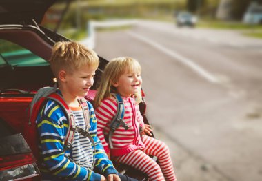 mutlu küçük erkek ve kız araba ile seyahat keyfini çıkarın