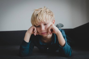 Üzgün çocuk, stres ve depresyon, yorgunluk, otizm