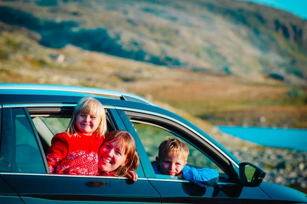 Mutlu aile seyahat dağlarda araba ile — Stok fotoğraf