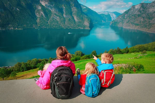 Mamma med barn resa i naturen, tittar på view, Norge — Stockfoto