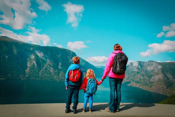 Matka s dětmi cestování v přírodě, při pohledu na pohled, Norsko — Stock fotografie