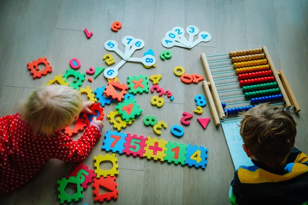 Barn-pojke och flicka-lärande siffror, abacus beräkning — Stockfoto