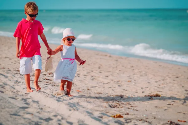 Kisfiú és a lány séta a nyári strand — Stock Fotó