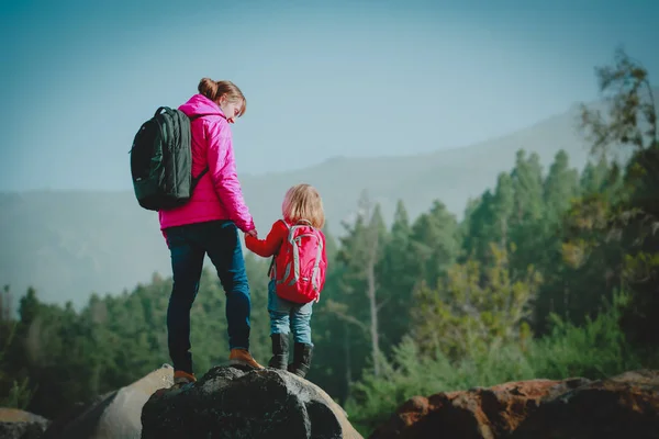 Viagem em família mãe e filha caminhadas nas montanhas — Fotografia de Stock