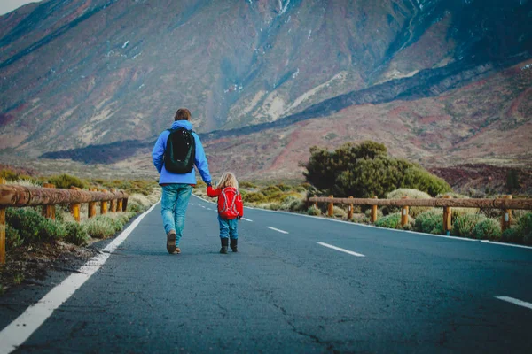 Père avec petite fille marchant sur la route, voyage en famille — Photo