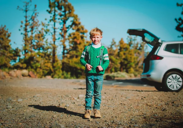Familjens bil resa - liten pojke njuta av vandring i naturen — Stockfoto