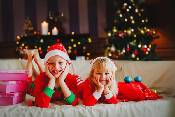 Kinder genießen Weihnachtsfeier, bekommen Geschenke zu Hause — Stockfoto