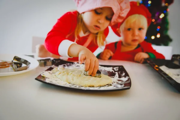 Petites filles faire des biscuits de Noël à la maison — Photo