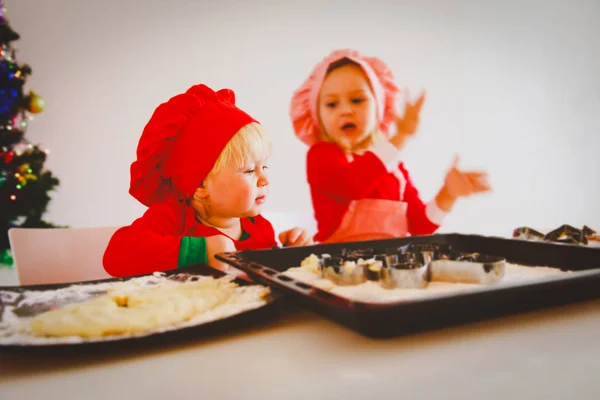 Petites filles faire des biscuits de Noël à la maison — Photo