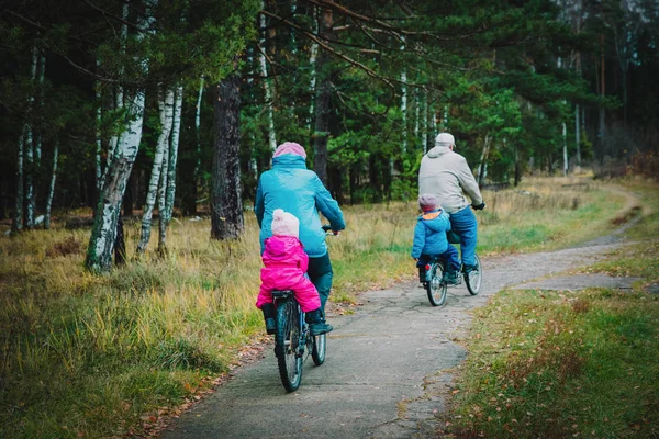 Senioren-Großeltern mit Kindern auf Fahrrädern in der Natur — Stockfoto