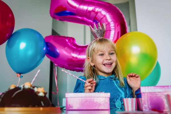 행복 한 귀여운 작은 공주 생일 파티에서 — 스톡 사진