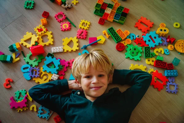 Lindo niño amor jugando con juguetes, rompecabezas y números — Foto de Stock