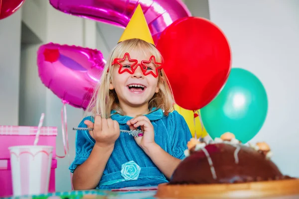 Menina bonito feliz na festa de aniversário — Fotografia de Stock