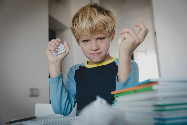 Petit garçon fatigué de faire ses devoirs, ennuyé, agressif — Photo