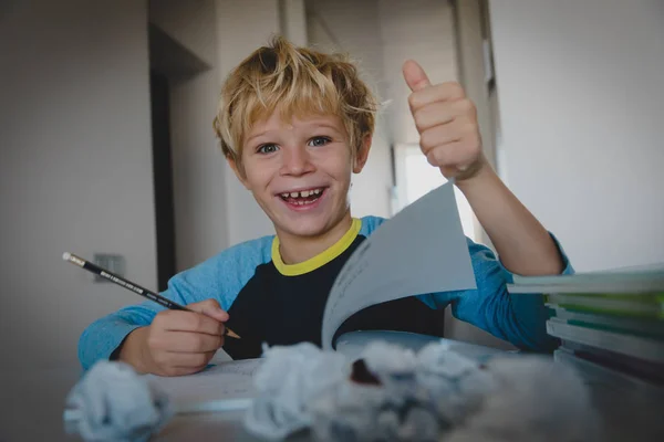 Heureux jeune garçon profiter de faire des devoirs, éducation — Photo