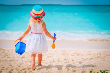 küçük kız plaj oyuncakları, aile tatil ile gitmek