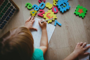 yazmak ve sayıları hesaplamak küçük erkek ve kız çocuk öğrenmek