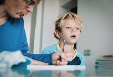 Baba oğul, stres ve yorgunluk için ödev açıklayan