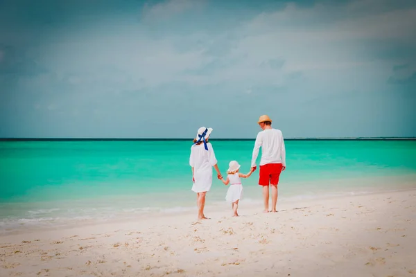 Familia feliz con el niño caminando en la playa tropical — Foto de Stock