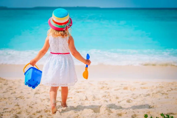 Meisje Ga naar strand met speelgoed, familie vakantie — Stockfoto