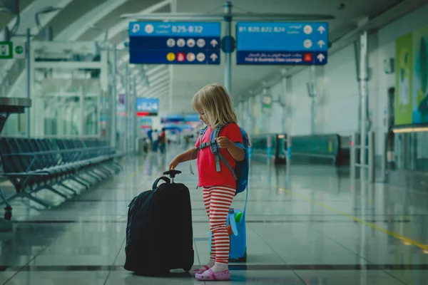 Liten flicka med resväskor resa i flygplats, familjesemester — Stockfoto