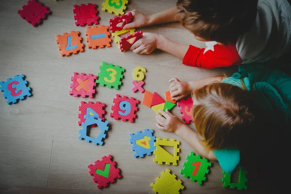 Děti hrají s číslo puzzle, koncepce vzdělávání — Stock fotografie